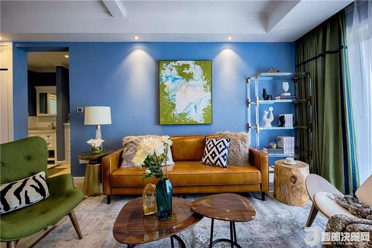 沙發(fā)背景墻選對裝飾畫，才能美了整個客廳空間！