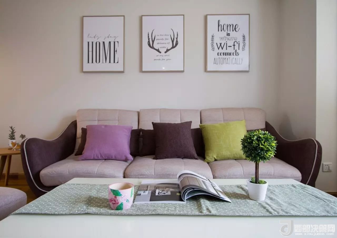 沙發(fā)背景墻選對裝飾畫，才能美了整個客廳空間！