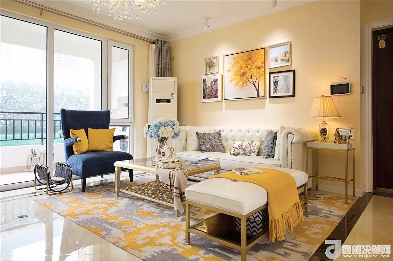 沙發(fā)背景墻選對裝飾畫，才能美了整個客廳空間！