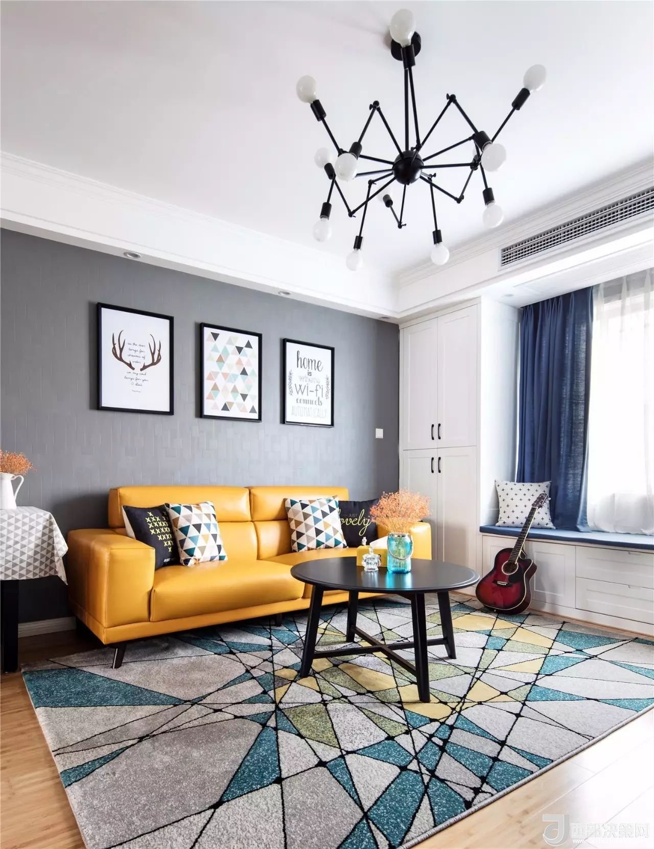 沙發(fā)背景墻選對裝飾畫，才能美了整個客廳空間！