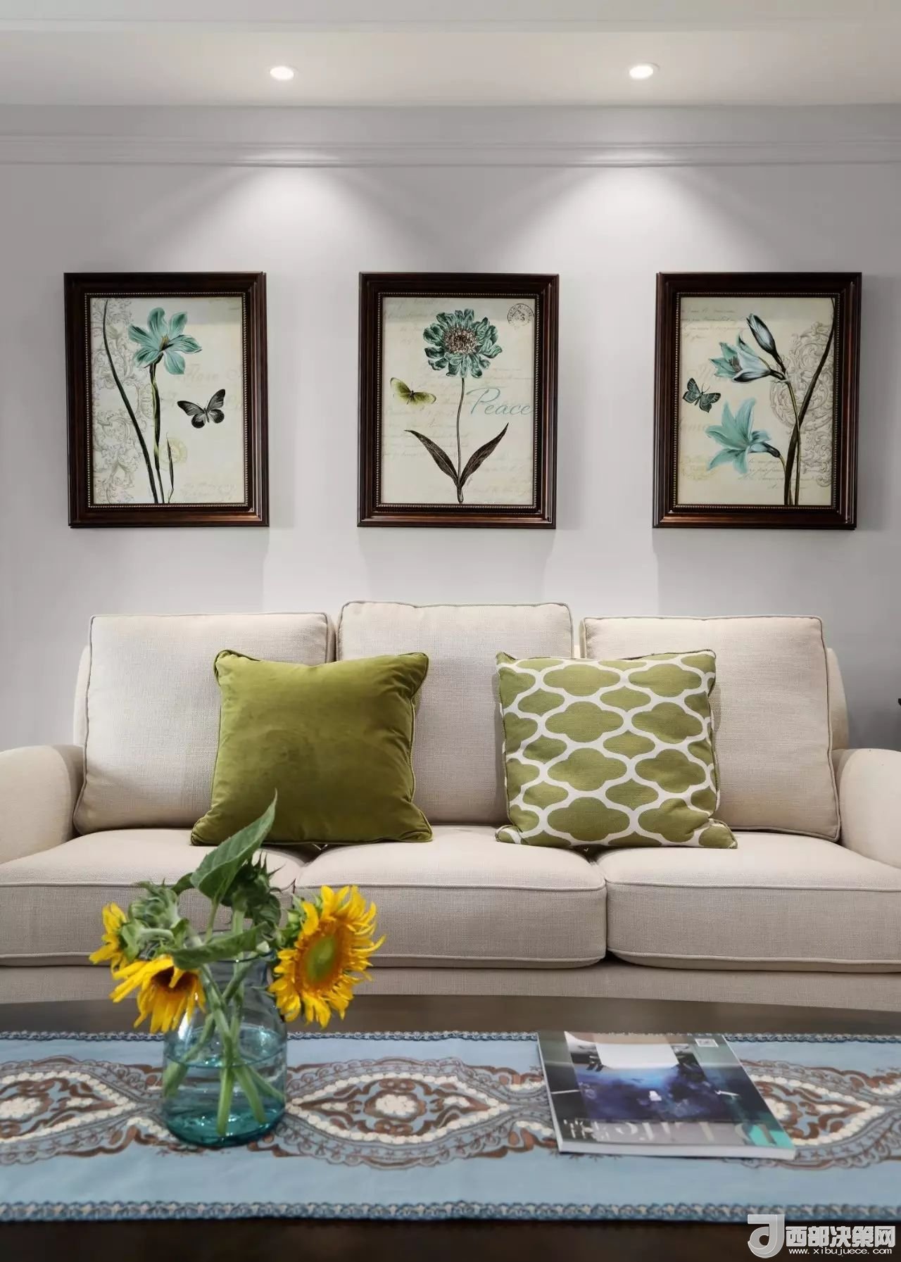 沙發(fā)背景墻選對裝飾畫，才能美了整個客廳空間！