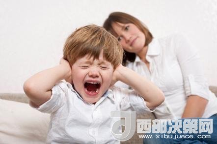 這時(shí)孩子可能會(huì)一直哭，甚至觀察父母的反應(yīng)。父母這時(shí)候可以讓他哭，哭累了自然就會(huì)停下，要讓孩子明白“鬧起來沒道理我不會(huì)心疼你”。