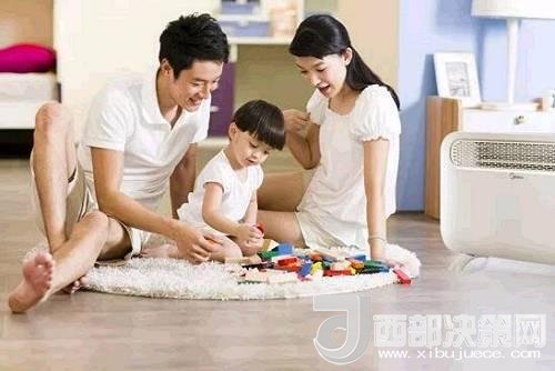 兒童時(shí)期，孩子好奇心強(qiáng)，喜歡“打破砂鍋問到底”、“探究性拆東西”、“自言自語做游戲”。這些聽似好笑，看似頑皮的言行舉止，恰恰就是孩子創(chuàng)造火花的閃現(xiàn)。心理學(xué)家鄧斯克認(rèn)為，小孩子在游戲中的“假裝”會(huì)大大促進(jìn)他們的發(fā)散思維。