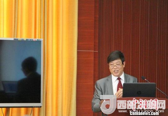 圖為中南大學教授歐陽友權(quán)在現(xiàn)場作了題為“我國文化產(chǎn)業(yè)發(fā)展的三大拐點與高校的責任”報告?！≮w曉 攝