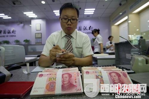 資料圖：銀行工作人員正在清點貨幣。<a target='_blank' >中新社</a>記者 張云 攝