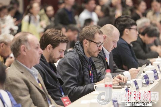 河北工業(yè)設(shè)計(jì)創(chuàng)新中心(以下簡(jiǎn)稱(chēng)HIDC)啟動(dòng)儀式暨“設(shè)計(jì)促轉(zhuǎn)型·創(chuàng)新贏未來(lái)”國(guó)際工業(yè)設(shè)計(jì)工作坊26日在河北省省會(huì)石家莊市舉行。圖為與會(huì)各國(guó)設(shè)計(jì)師?！⌒ば?攝