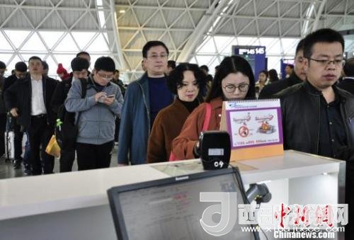 圖為旅客等待進入客艙?！慰∶?攝