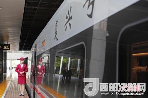 資料圖：4月10日，列車員在“復(fù)興號”列車旁迎接旅客的到來。 <a target='_blank'  data-cke-saved- >中新社</a>記者 殷立勤 攝