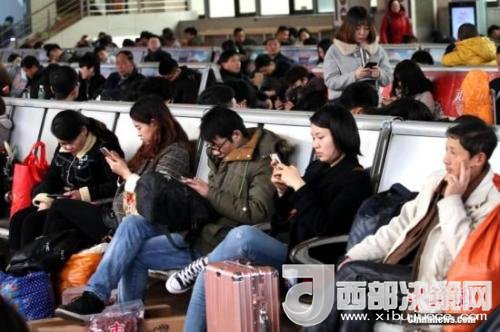 資料圖：移動互聯(lián)網(wǎng)時代，旅客都拿著手機(jī)打發(fā)時間。<a target='_blank' >中新社</a>記者 王中舉 攝