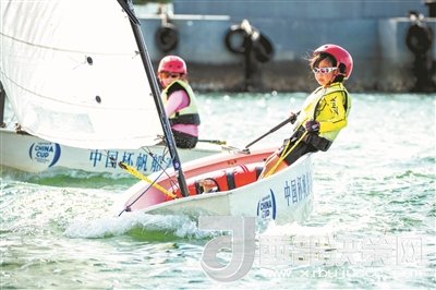 青島市北區(qū)立新小學(xué)學(xué)生參加2017年中國杯青少年帆船OP項目比賽。孫軍/攝