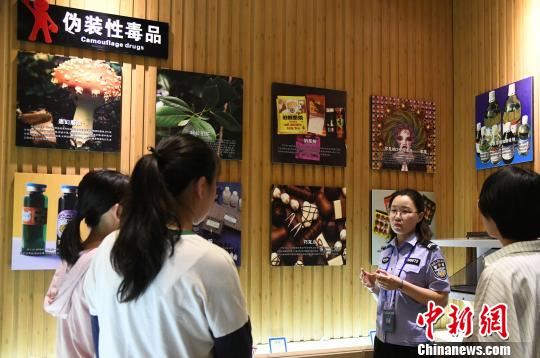 山西省司法行政戒毒系統(tǒng)積極面向社會(huì)開展禁毒警示教育?！　　⊥踅ㄜ?攝