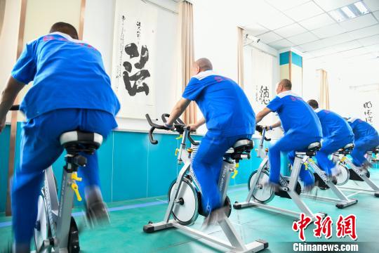 山西省戒毒人員正在進(jìn)行身體鍛煉?！⊥踅ㄜ?攝
