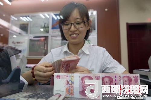 7月5日，山西太原一銀行工作人員正在清點貨幣。人民幣對美元匯率中間價在經(jīng)歷了過去11個交易中的10次下調(diào)后終于迎來大漲。5日，中國外匯交易中心公布人民幣對美元匯率中間價報6.6180，較前一交易日大幅上調(diào)415個基點，創(chuàng)下自2017年10月11日以來的最大升幅。<a target='_blank' >中新社</a>記者 張云 攝