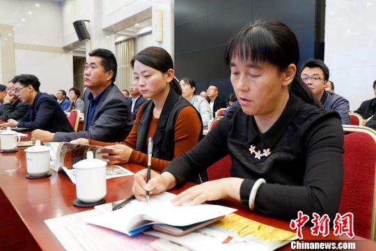 圖為與會嘉賓聆聽專家演講。　李雋 攝