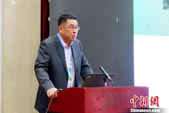 圖為青海省農(nóng)林科學院副院長、國家大麥青稞產(chǎn)業(yè)技術體系崗位科學家遲德釗正在發(fā)言?！±铍h 攝