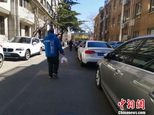 圖為餓了么配送員正在送餐。 謝藝觀 攝