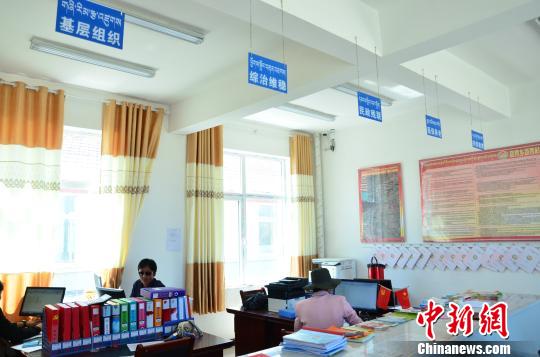 圖為塔秀村的便民服務(wù)大廳?！◆?shù)り?攝