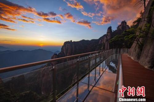  資料圖：霞光映照在三清山棧道玻璃上?！溆榔?攝