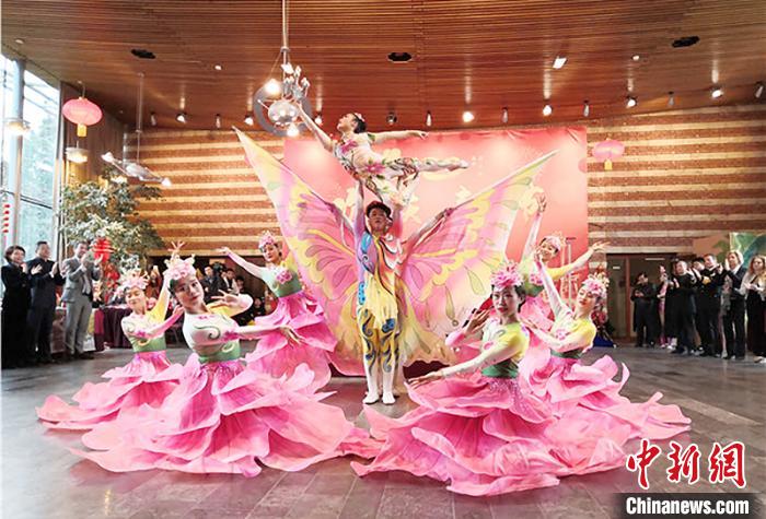 圖為雜技演員通過精湛的技藝贏得了滿堂喝彩。　甘肅省文化和旅游廳網(wǎng)站 攝