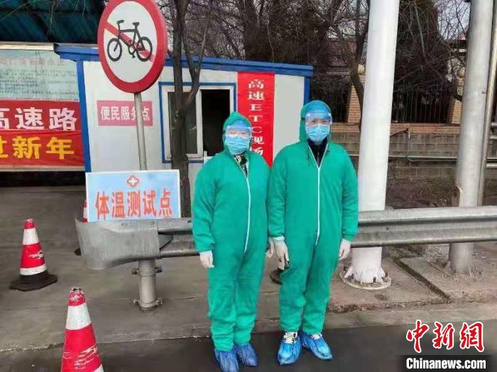 鄉(xiāng)鎮(zhèn)衛(wèi)生院和社區(qū)衛(wèi)生中心工作人員排查發(fā)熱患者?！〗樾菔嗅t(yī)療集團(tuán)供圖 攝