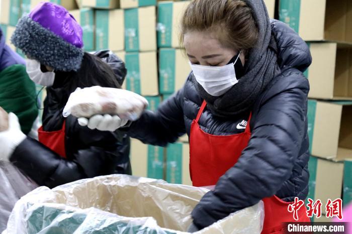 當(dāng)雄縣民眾將牦牛肉裝箱?！‘?dāng)雄縣 供圖 攝