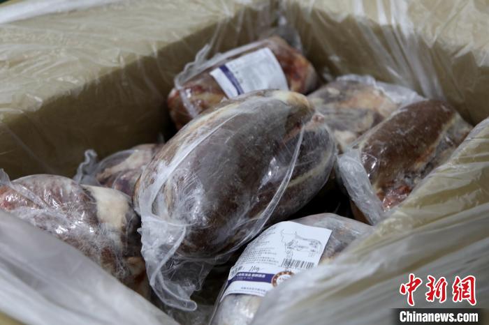 當(dāng)雄縣援鄂物資中的牦牛肉，圖中的為腱子肉，是牦牛肉中的“極品”?！‘?dāng)雄縣 供圖 攝