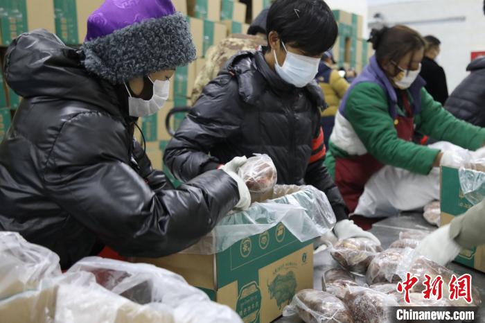 當(dāng)雄縣民眾打包當(dāng)?shù)氐奶禺a(chǎn)，“有身份證”牦牛肉。　當(dāng)雄縣 供圖 攝