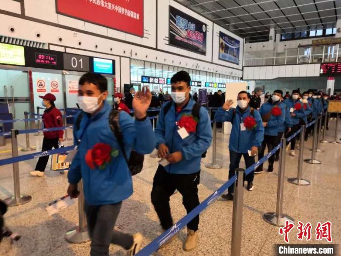 外出務(wù)工人員有序排隊(duì)辦理登記手續(xù)?！O友軍 攝