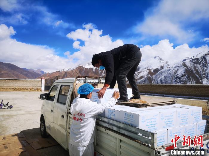 圖為工作人員搬運物資。堆龍德慶區(qū)宣傳部供圖