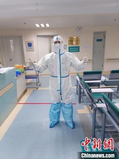 徐陶在工作中。四川援助湖北醫(yī)療隊供圖