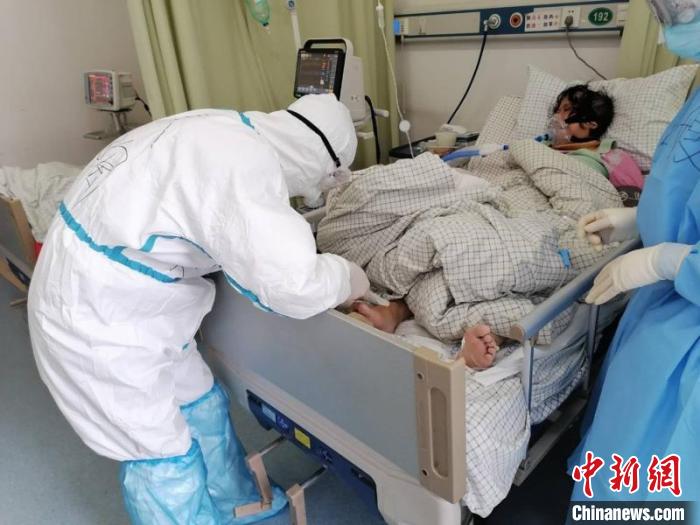 徐陶在工作中。四川援助湖北醫(yī)療隊供圖