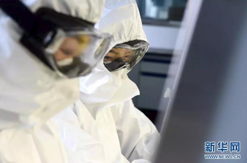 ▲資料圖片：負(fù)責(zé)新型冠狀病毒核酸檢測(cè)的工作人員，在實(shí)驗(yàn)室進(jìn)行樣本處理。（新華社發(fā) 周牧 攝）