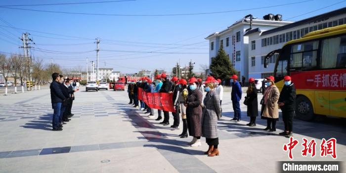 圖為甘肅禮縣，歡送首批乘“專車”赴浙江的務(wù)工人員。(資料圖) 田瑞萍 攝