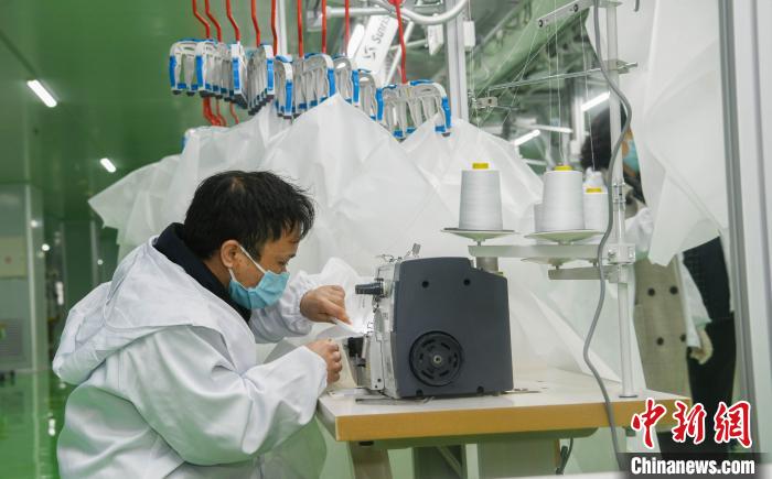 工人生產(chǎn)防護(hù)服，保障抗疫物資供應(yīng)。廣安市委宣傳部供圖