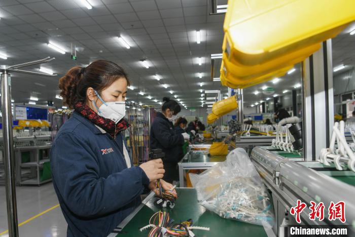 工人戴著口罩搶抓生產(chǎn)?！】到?攝