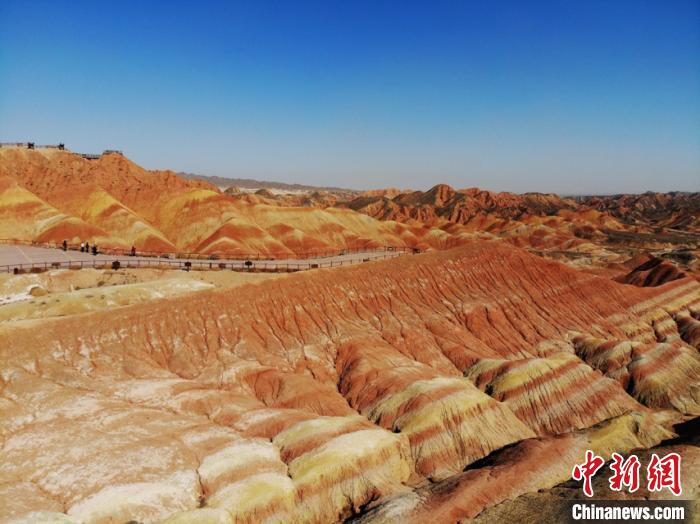 航拍下的七彩丹霞。　楊艷敏 攝