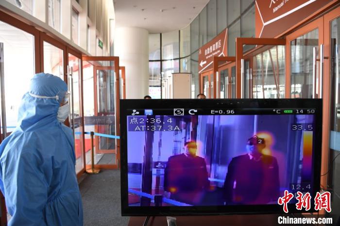 圖為游客步行通過紅外線測溫通道?！钇G敏 攝