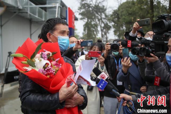 圖為貴州省最后一名新冠肺炎確診患者從貴州省將軍山醫(yī)院出院，患者接受媒體采訪。　瞿宏倫 攝