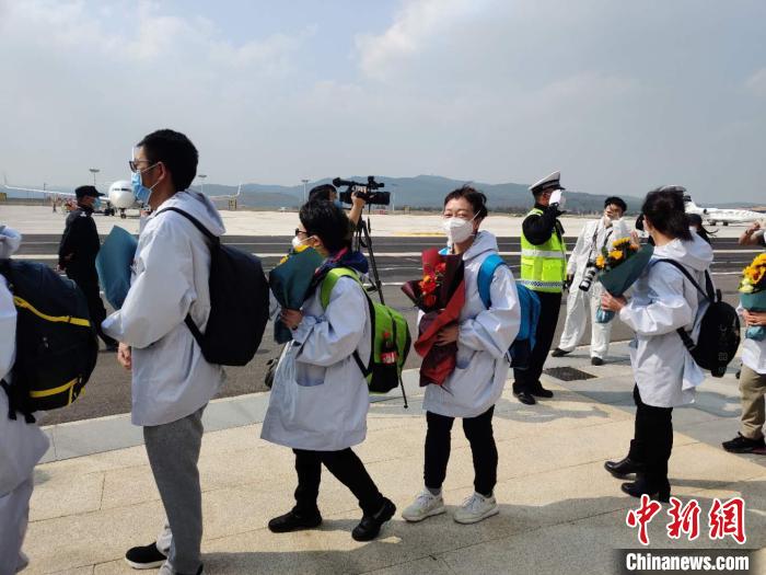 圖為交警向醫(yī)療隊敬禮?！№n帥南 攝