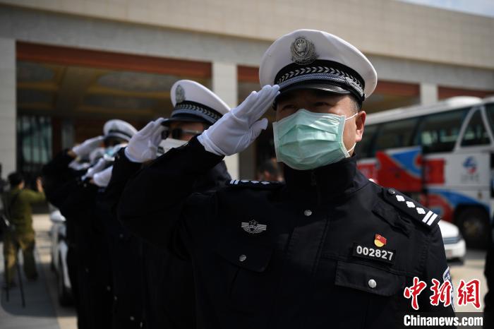 圖為交警們向醫(yī)療隊敬禮。　康平 攝