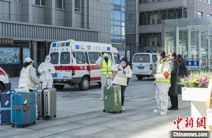 圖為呼和浩特車站“外防輸入”?！∠牧?攝