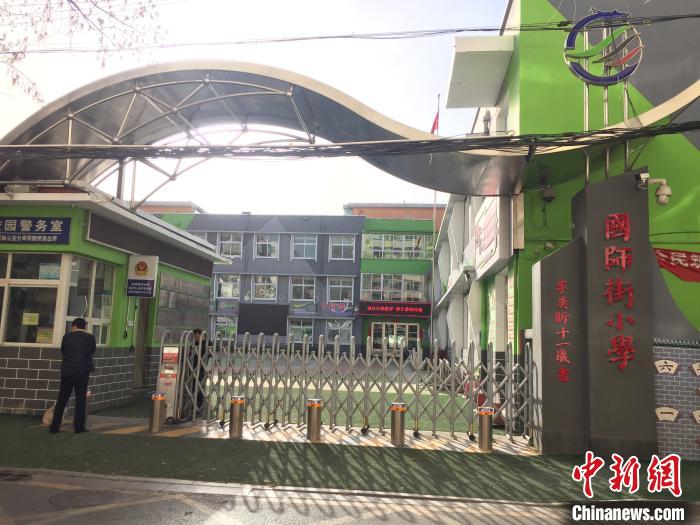 校門口設(shè)置臨時等候區(qū)，區(qū)域四周5米為禁行區(qū)?！「呷鸱?攝