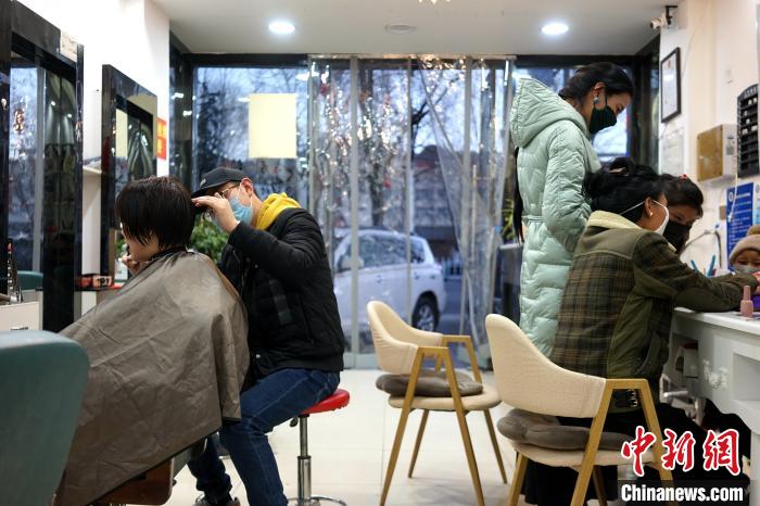 拉薩市民在一美發(fā)店理發(fā)、美甲?！〗w波 攝