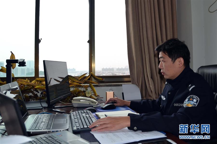 （習(xí)近平致敬的戰(zhàn)“疫”英雄·公安干警篇·圖文互動(dòng)）（8）他們，抗疫一線鑄警魂