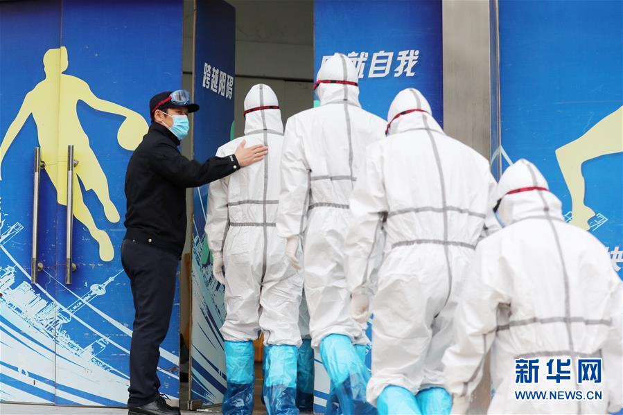 （習(xí)近平致敬的戰(zhàn)“疫”英雄·公安干警篇·圖文互動(dòng)）（2）他們，抗疫一線鑄警魂