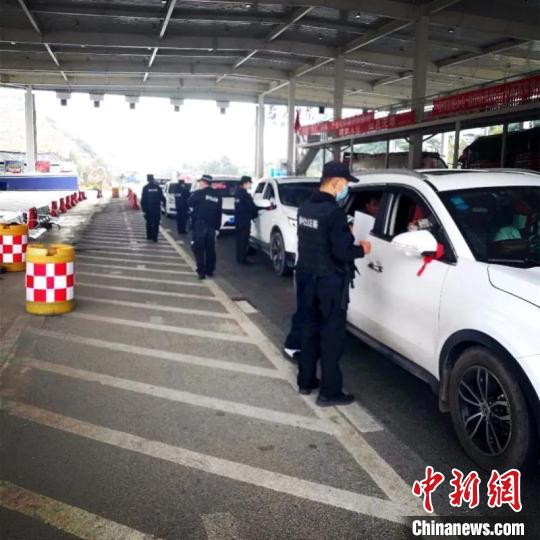 圖為云南一邊境檢查站防控疫情同時(shí)嚴(yán)防境外毒品滲透?！≡颇鲜」矎d供圖 攝