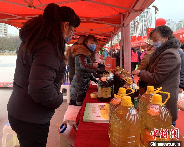 圖為市民們正在采購(gòu)商品?！O睿 攝