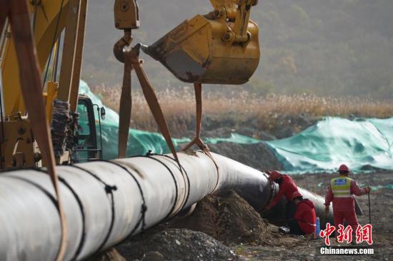 資料圖：天然氣管道施工現(xiàn)場(chǎng)。<a target='_blank'  data-cke-saved- >中新社</a>記者 蘇丹 攝