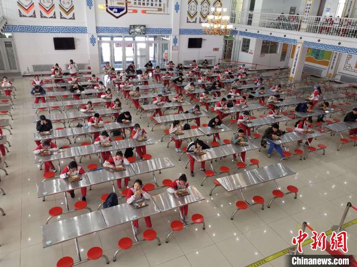 圖為學生們在食堂就餐?！鯆I娜 攝