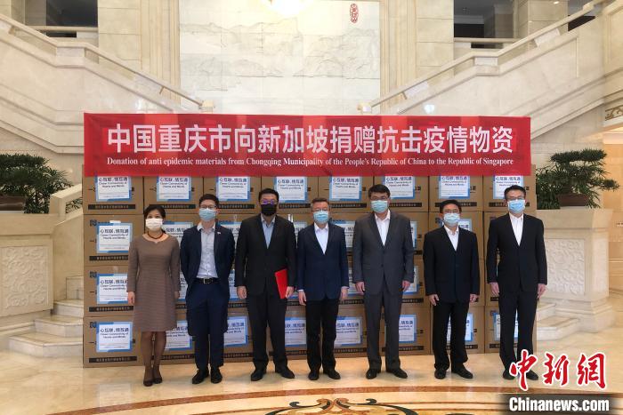 圖為捐贈(zèng)方與接收方代表合影留念。　劉相琳 攝